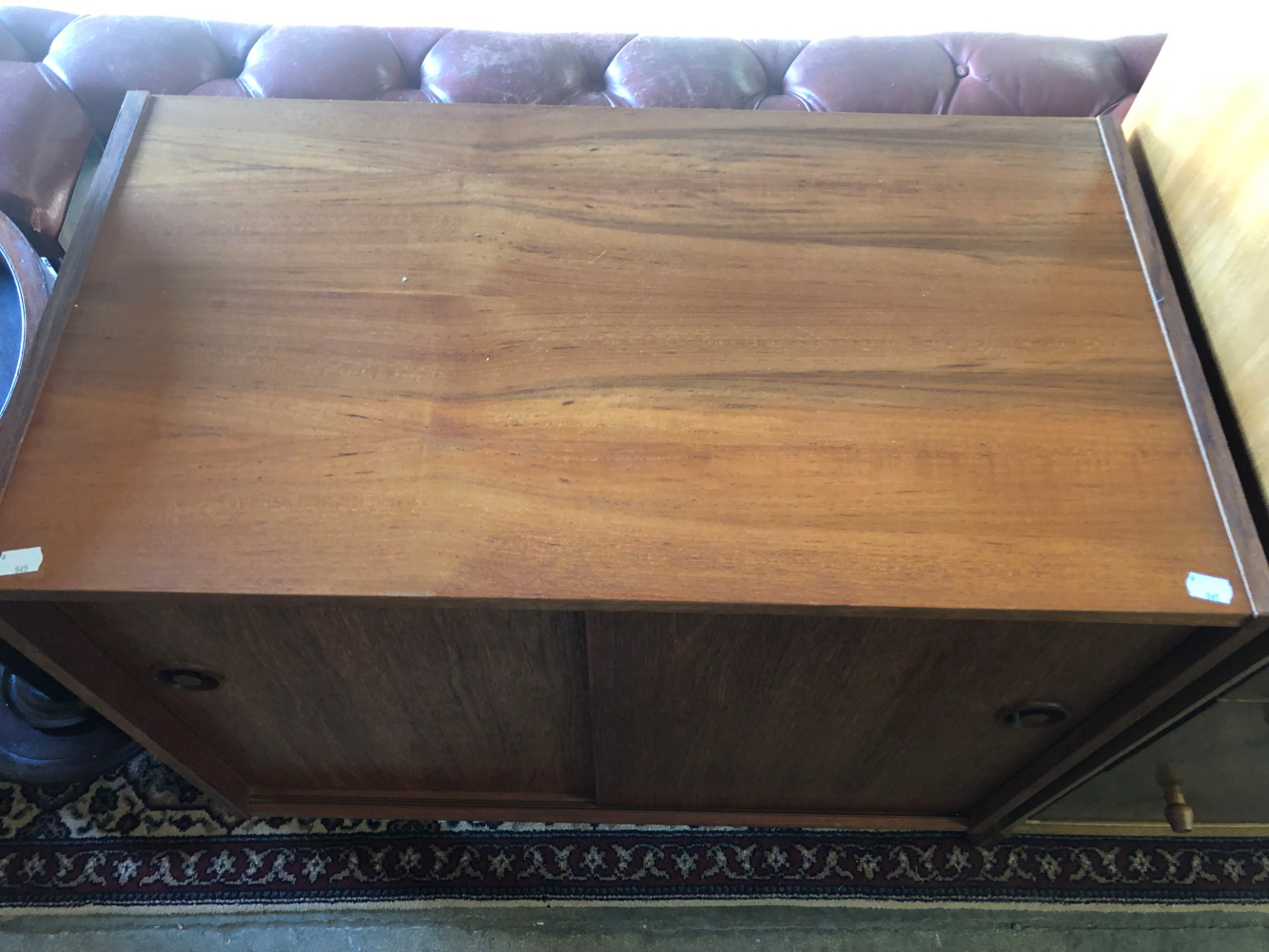 A SMALL TEAK SIDE CABINET. - Image 2 of 6