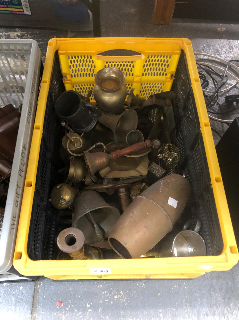 A QUANTITY OF VARIOUS BRASS AND OTHER METAL WARES.