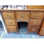 A LATE VICTORIAN MAHOGANY PEDESTAL DESK, THE KNEEHOLE DRAWER FLANKED BY BANKS OF THREE. W 95 x D