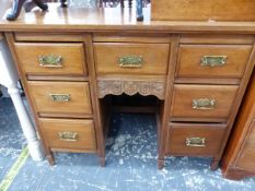 A LATE VICTORIAN MAHOGANY PEDESTAL DESK, THE KNEEHOLE DRAWER FLANKED BY BANKS OF THREE. W 95 x D