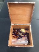 A HALLMARKED SILVER CIGARETTE BOX CONTAINING A QUANTITY OF 9ct GOLD WOVEN LINKS, LOOSE AMETHYST