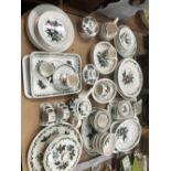A LARGE QUANTITY OF PORTMEIRION THE HOLLY AND THE IVY PATTERN DINNER WARES.