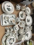 A LARGE QUANTITY OF PORTMEIRION THE HOLLY AND THE IVY PATTERN DINNER WARES.
