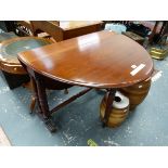 A LATE VICTORIAN MAHOGANY SUTHERLAND TABLE, THE OVAL TOP ON PAIRS OF COLUMNS, REEDED LEGS AND CASTER