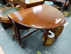 A LATE VICTORIAN MAHOGANY SUTHERLAND TABLE, THE OVAL TOP ON PAIRS OF COLUMNS, REEDED LEGS AND CASTER