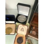 A QUANTITY OF COINS AND BANKNOTES, SPORTING MEDALLIONS ETC.