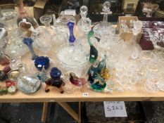 A QUANTITY OF ANTIQUE AND LATER GLASS WARES INCLUDING VASES, DRINK WARES, ETC.