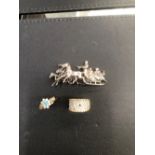 A SILVER EAST EUROPEAN BROOCH DEPICTING HORSES AND SLEIGH AND TWO 9ct GOLD DRESS RINGS.