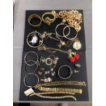 A GOOD COLLECTION OF COSTUME JEWELLERY TO INCLUDE GOLD PLATED ROLLED GOLD ETC