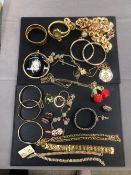 A GOOD COLLECTION OF COSTUME JEWELLERY TO INCLUDE GOLD PLATED ROLLED GOLD ETC
