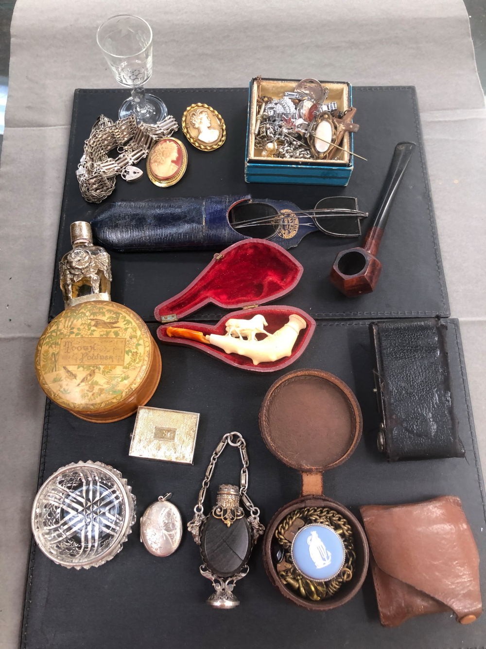 A COLLECTION OF VINTAGE JEWELLERY AND COLLECTABLE'S TO INCLUDE SILVER JEWELLERY, A MEERCHAUM PIPE