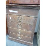 AN OAK WASHSTAND, THE CENTRALLY SPLIT LID ENCLOSING A COMPARTMENT ABOVE FOUR DRAWERS. W 58 x D 47