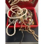 MODERN AND VINTAGE COSTUME JEWELLERY TO INCLUDE BROOCHES, PEARLS, ETC