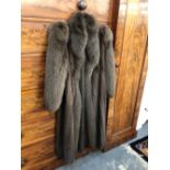 A GOOD QUALITY VINTAGE MINK COAT BY SAGA MINK.