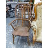 AN ANTIQUE OAK AND ELM WINDSOR CHAIR, THE PIERCED BACK SPLAT FLANKED BY FOUR STICKS ABOVE A SADDLE S