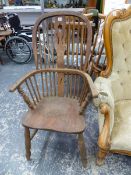 AN ANTIQUE OAK AND ELM WINDSOR CHAIR, THE PIERCED BACK SPLAT FLANKED BY FOUR STICKS ABOVE A SADDLE S