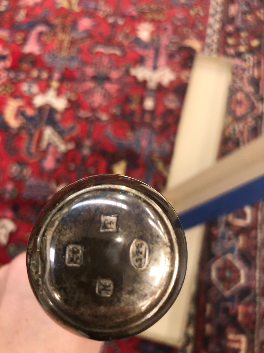 A HALLMARKED SILVER MOUNTED WALKING STICK IN ORIGINAL BOX BY BROADWAY SILVER SMITHS. - Image 2 of 2