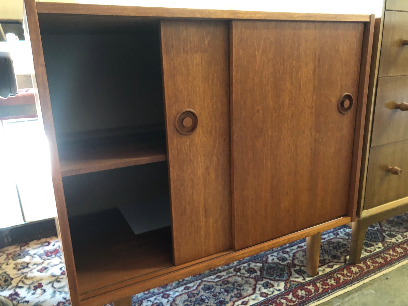 A SMALL TEAK SIDE CABINET. - Image 6 of 6