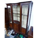 AN EDWARDIAN MARQUETRIED MAHOGANY DISPLAY CABINET WITH GLASS PANELS FLANKING THE INCURVED DOOR ABOVE