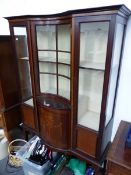 AN EDWARDIAN MARQUETRIED MAHOGANY DISPLAY CABINET WITH GLASS PANELS FLANKING THE INCURVED DOOR ABOVE