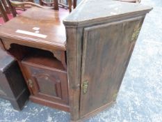 A LATE VICTORIAN MAHOGANY BEDSIDE CUPBOARD WITH AN OPEN SHELF ABOVE THE CARVED DOOR. W 42 x D 40 x H