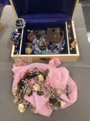 VINTAGE JEWELLERY AND MODERN EXAMPLES TO INCLUDE A PAIR OF SILVER AND AMBER EARRINGS CONTAINED IN