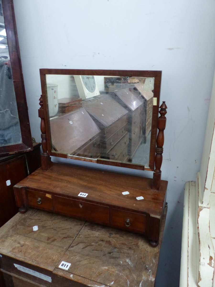 A GEORGE III MAHOGANY DRESSING TABLE MIRROR, THE BOX BASE WITH THREE DRAWERS