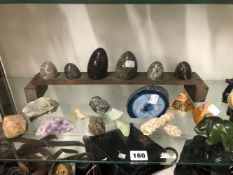 A SMALL COLLECTION OF POLISHED AGATES AND STONES TO INCLUDE EGGS, GEODE SECTIONS, CARVED FIGURES