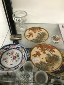 A PAIR OF ORIENTAL BIRD DECORATED SMALL PLATES, A FURTHER SHALLOW BOWL, A SILVER SNUFF BOX,