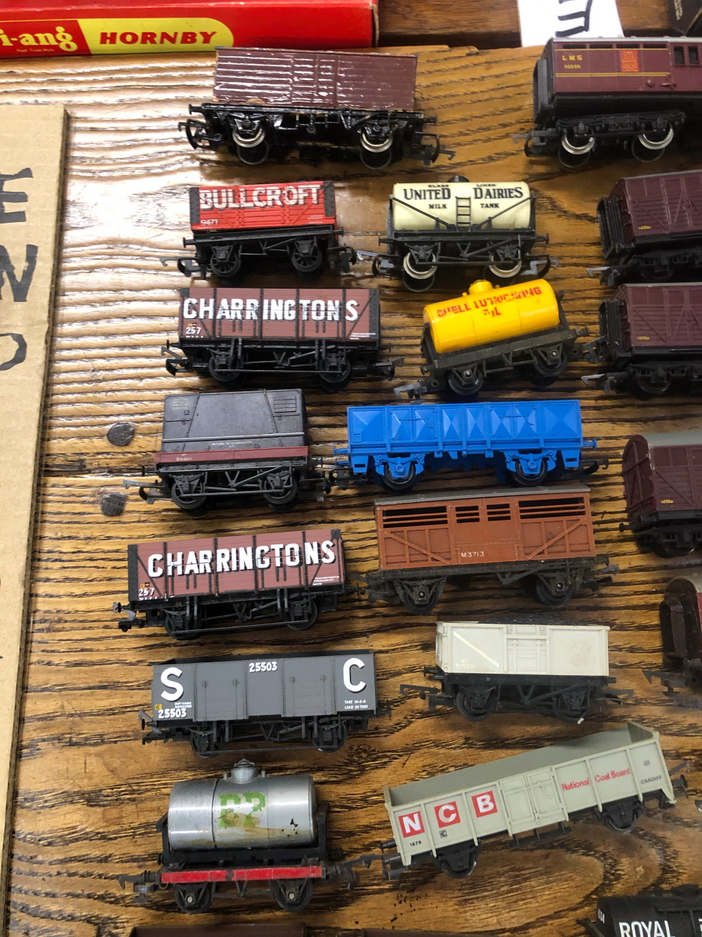 A LARGE COLLECTION OF RAILWAY ROLLING STOCK AND A ROYAL MAIL CARRIAGE - Image 2 of 5