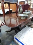 A MAHOGANY PEMBROKE TABLE, THE ROUNDED RECTANGULAR FLAP TOP ABOVE A COMPARTMENTALISED DRAWER TO