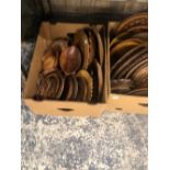 A LARGE QUANTITY OF VINTAGE CARVED AND INLAID BOWLS AND TRAYS.