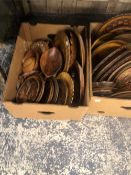 A LARGE QUANTITY OF VINTAGE CARVED AND INLAID BOWLS AND TRAYS.