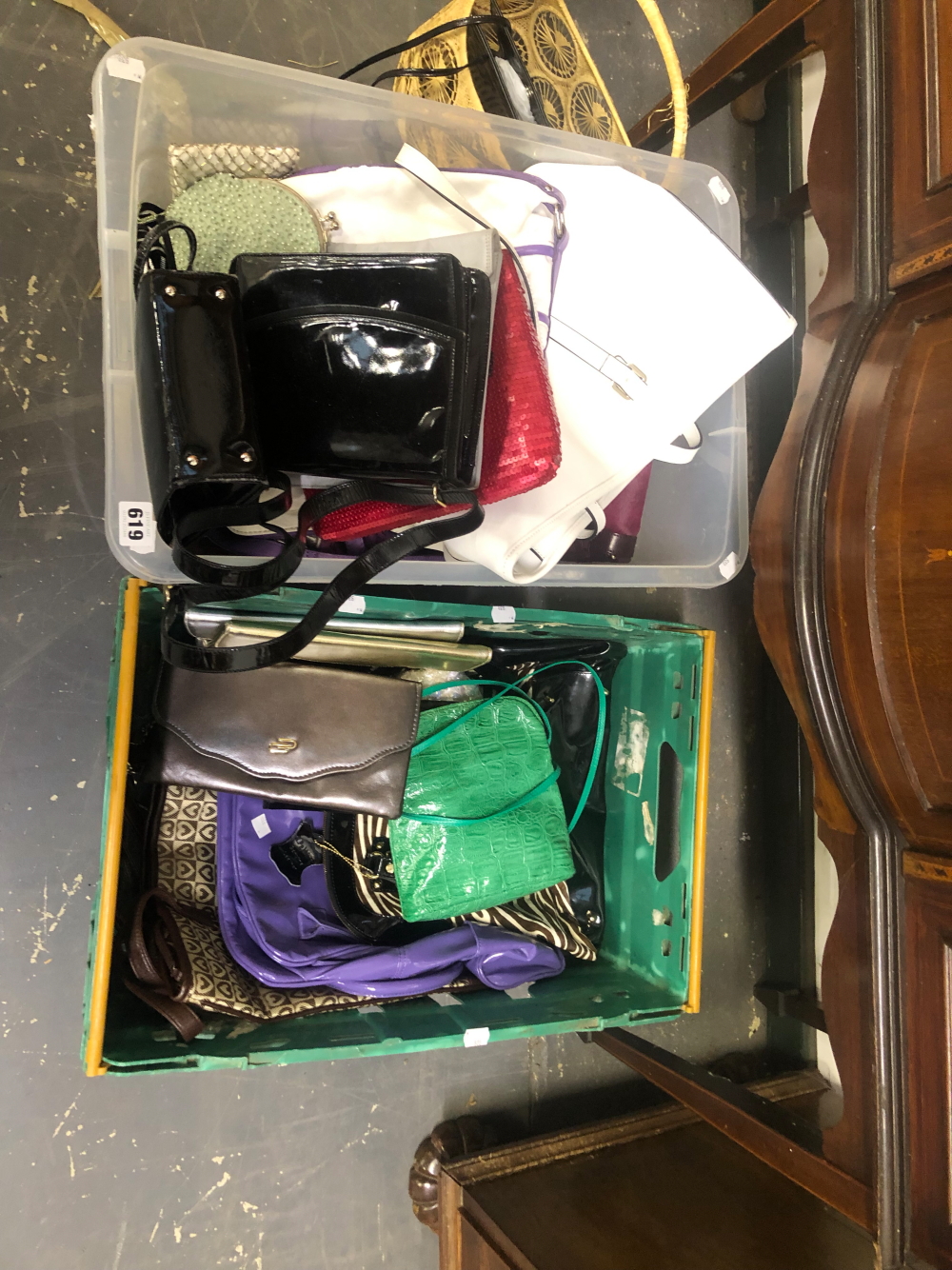 A LARGE COLLECTION OF VINTAGE HANDBAGS AND HATS.