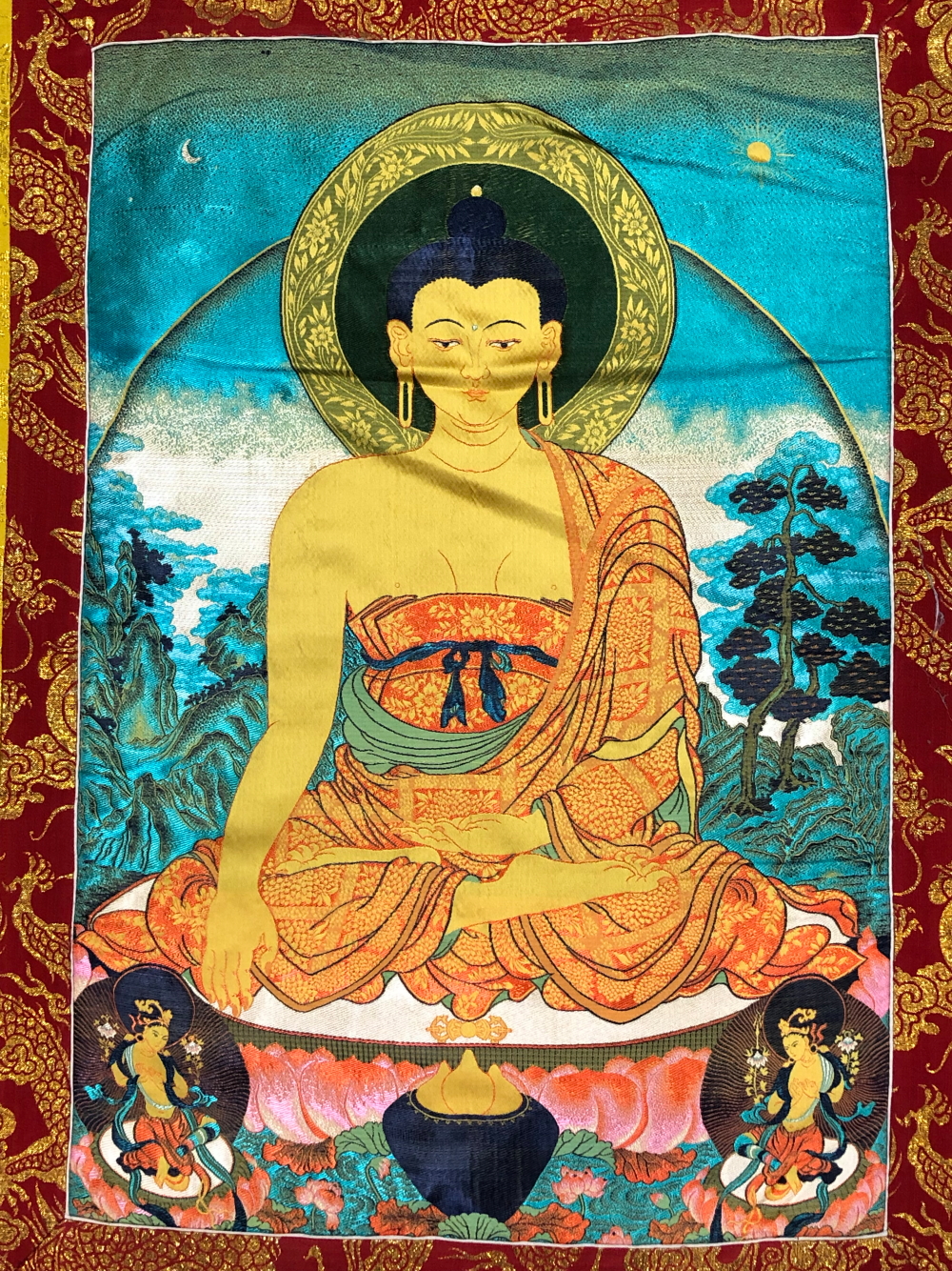 A SINO-TIBETAN MACHINE WOVEN SILK SCROLL DEPICTING THE BUDDHA SEATED CROSS LEGGED ON A LOTUS THRONE. - Image 2 of 8