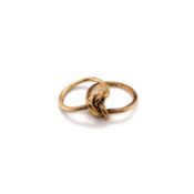 A 9ct HALLMARKED GOLD INTERWOVEN DOUBLE KNOT RING. FINGER SIZE L. WEIGHT 4.87grms