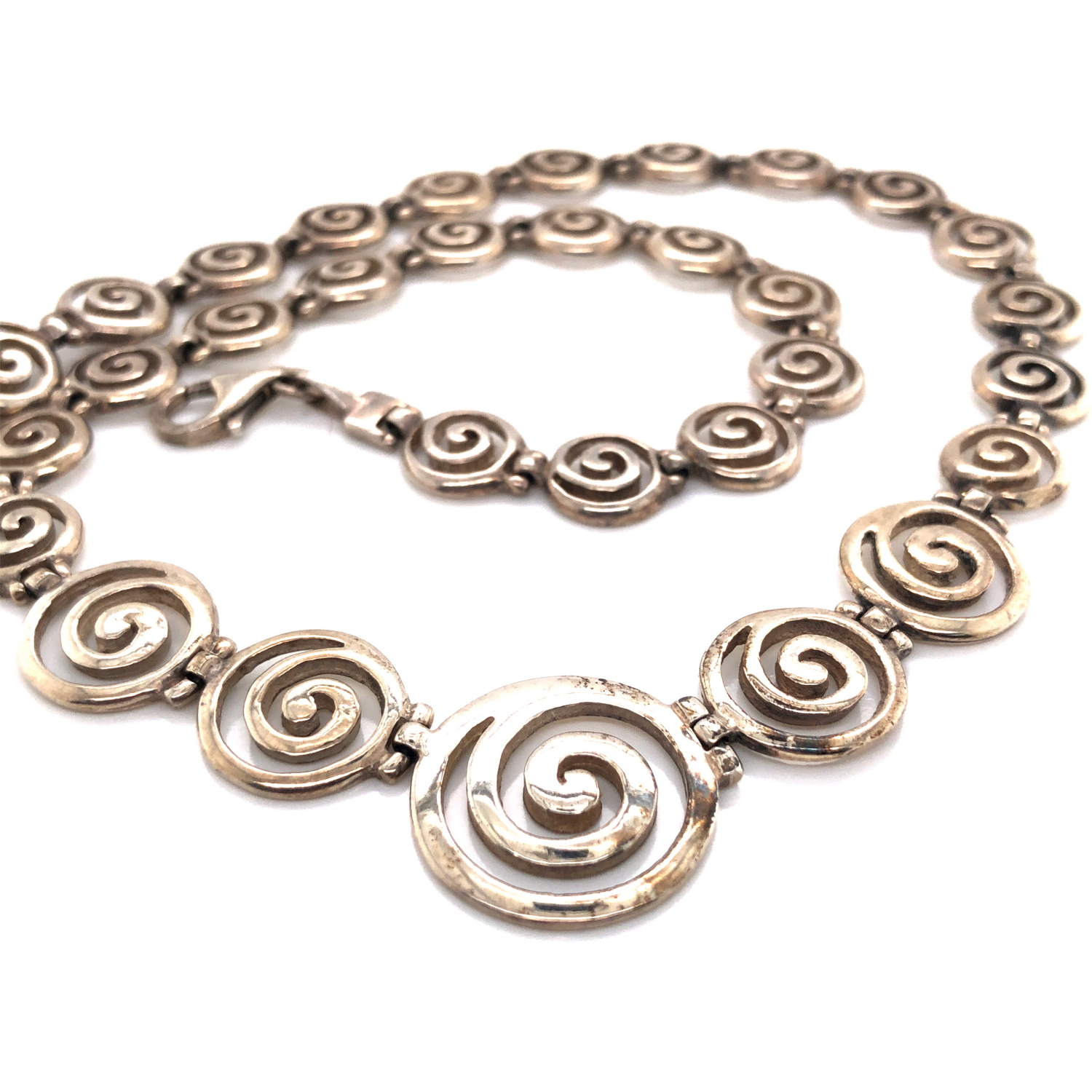 AN OPENWORK SPIRAL LINKED GRADUATED NECKLACE, APPROX LENGTH 43.5cms,TOGETHER WITH A PAIR OF HEART - Image 2 of 6