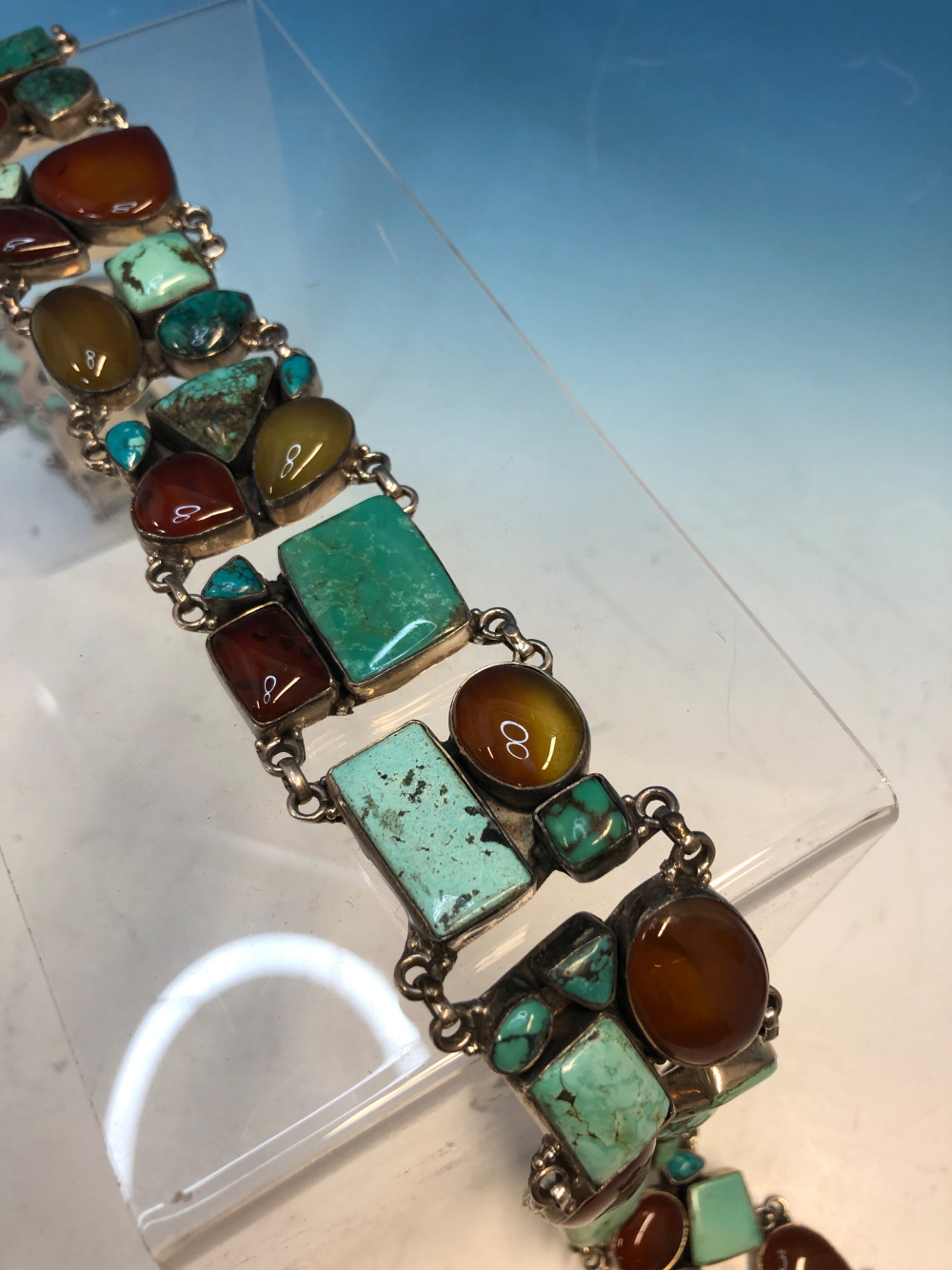 A TURQUOISE AND CARNEILAN MULTI STONE BELT. STAMPED 925 AND ASSESSED AS SILVER. LENGTH INCLUDING - Image 2 of 7