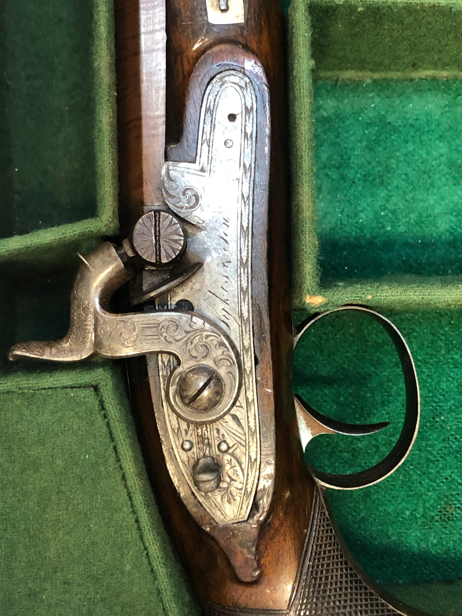 A CASED PAIR OF PERCUSSION CAP PISTOLS BY SYKES, RAMRODS BELOW THE BROWNED OCTAGONAL BARRELS. W - Image 3 of 16