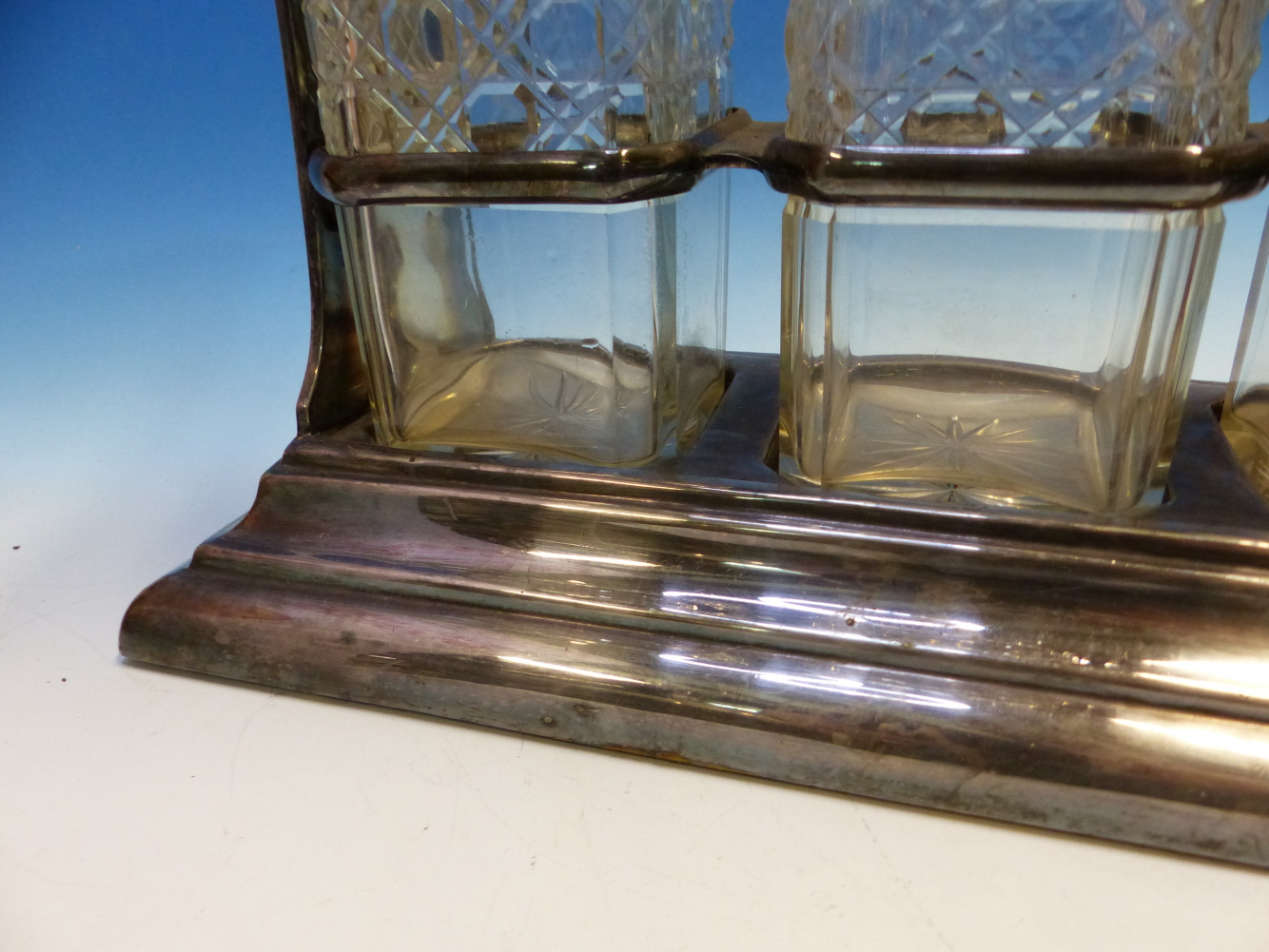 A VINTAGE ELECTROPLATE THREE BOTTLE TANTALUS, THE LOCK TO ONE SIDE BELOW THE CARRYING HANDLE ALLOWIN - Image 4 of 12