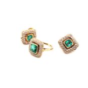 A EMERALD AND DIAMOND RING AND MATCHING EARRING SET. THE RING SET WITH A SINGLE EMERALD IN A