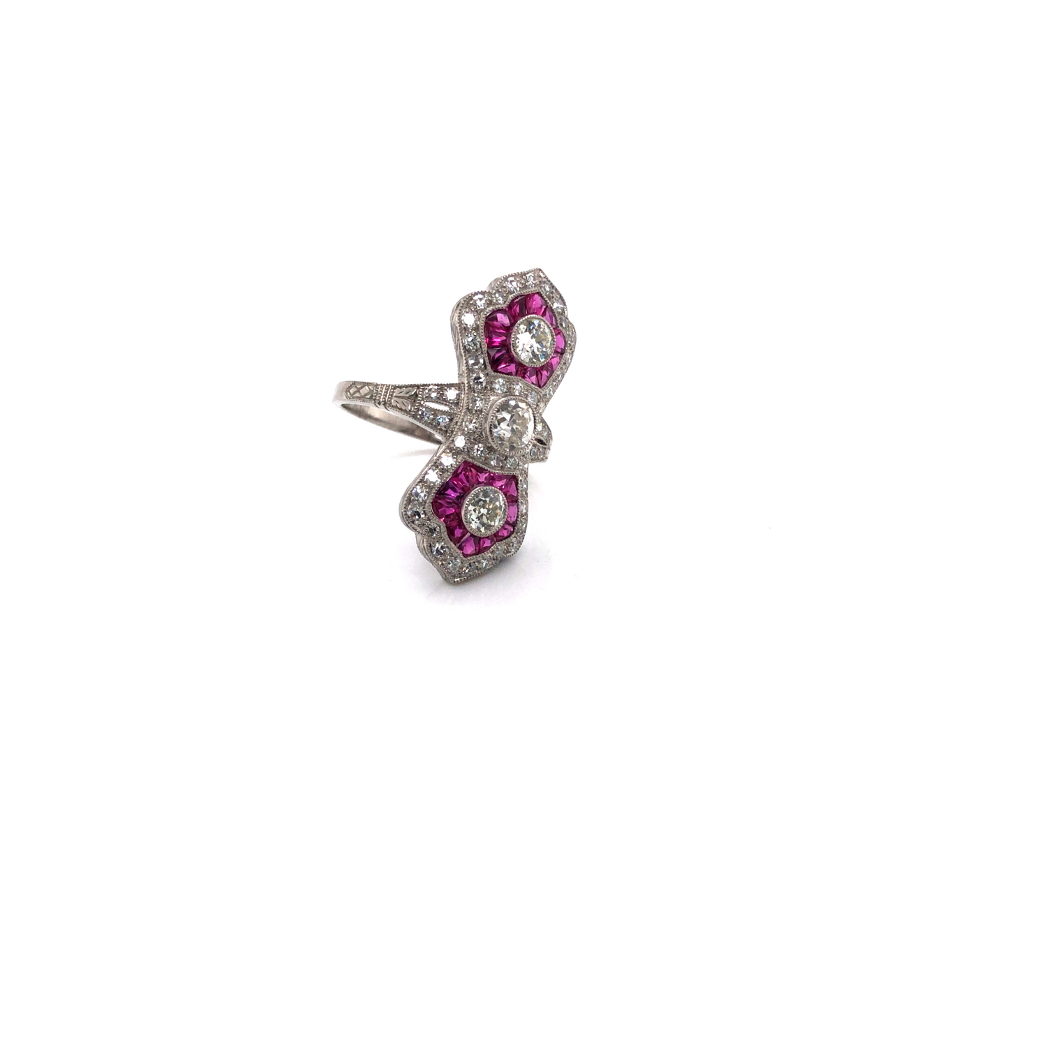 AN ART DECO STYLE RUBY AND DIAMOND COCKTAIL RING. THREE OLD CUT DIAMONDS SURROUNDED BY A FRAME OF - Image 3 of 10