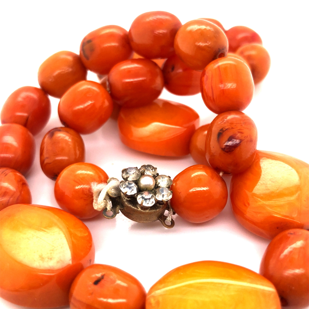 A GRADUATED BEADED AMBER NECKLACE FITTED WITH A RHINESTONE SET CLASP. LENGTH APPROX 43cms WEIGHT - Image 3 of 3