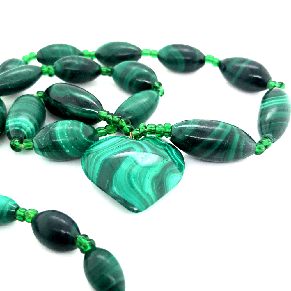 A GRADUATED MALACHITE BEADED NECKLACE SUSPENDING A MALACHITE HEART PENDANT, TOGETHER WITH AN - Image 9 of 9