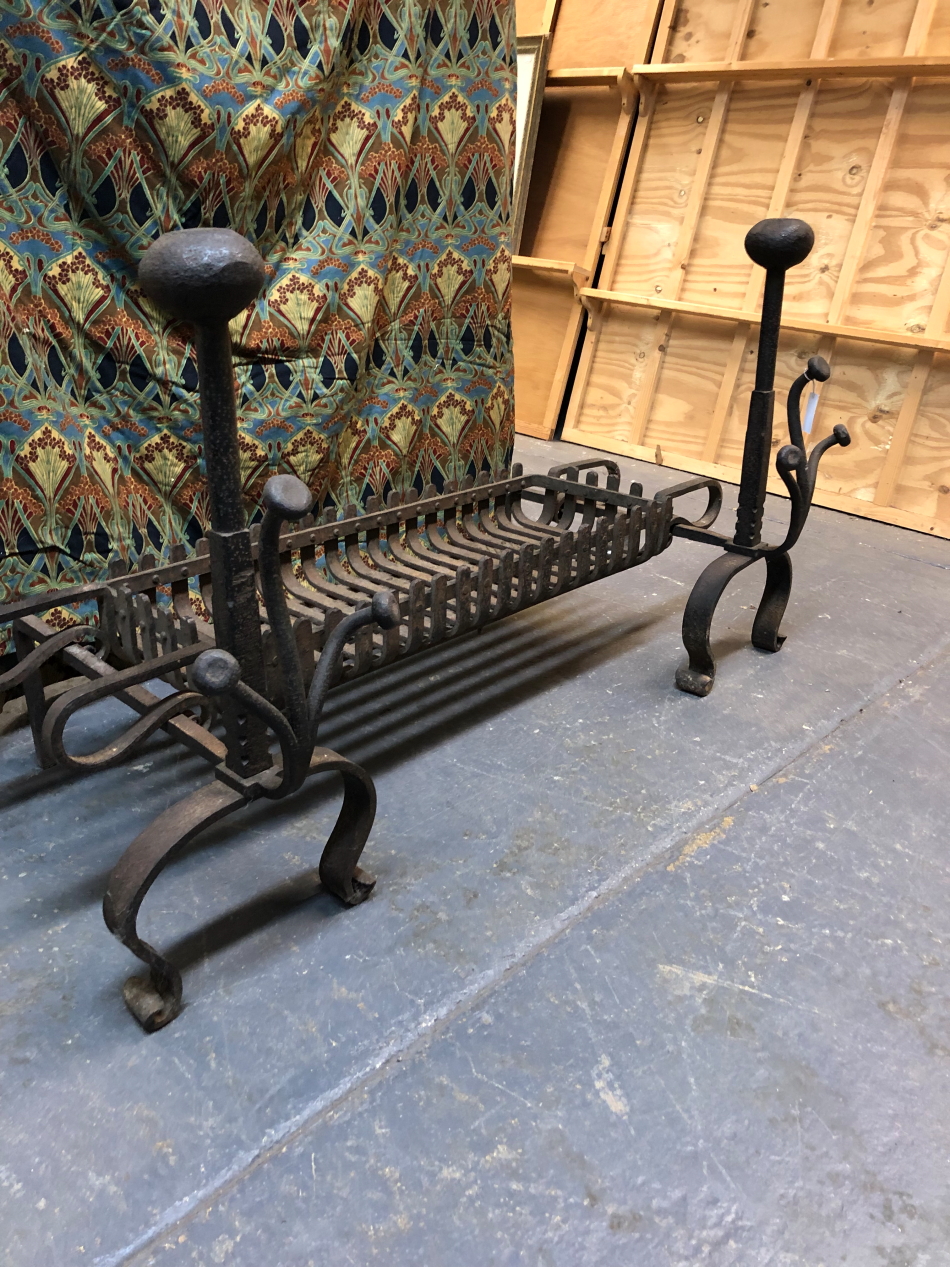 A 19th C. IRON FIRE GRATE WITH A PAIR OF BRACKET SUPPORTS FRONTED BY BUN TOPPED COLUMNS EACH WITH - Image 2 of 11