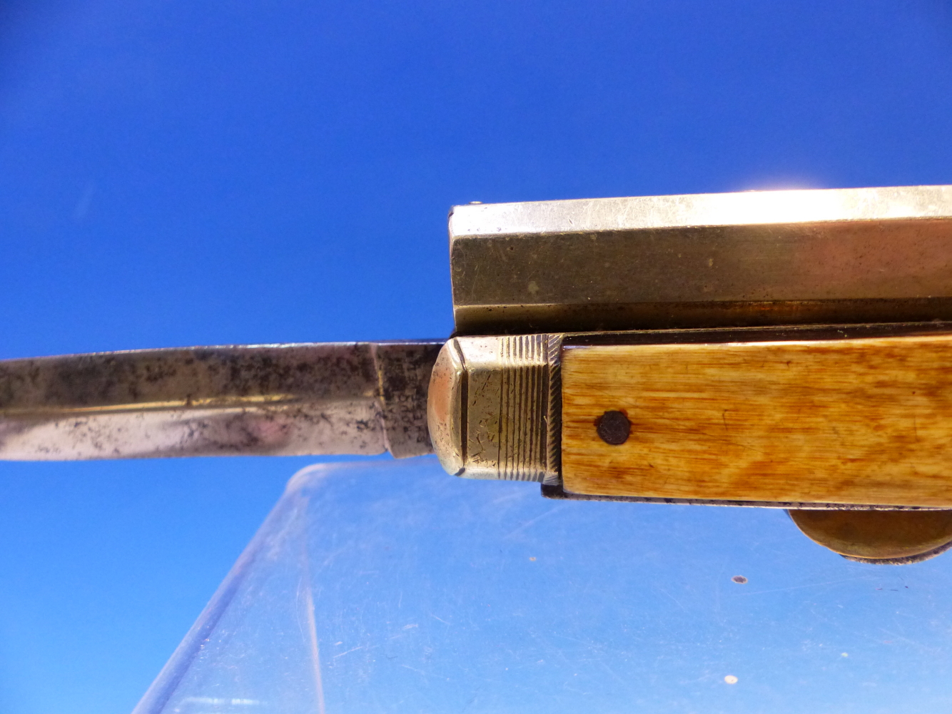 A HORN HANDLED POCKET KNIFE PERCUSSION PISTOL WITH TWO BLADES AND THE TRIGGER FOLDING IN BELOW THE - Image 4 of 9