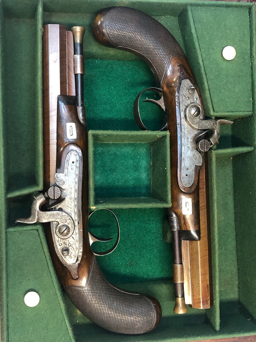 A CASED PAIR OF PERCUSSION CAP PISTOLS BY SYKES, RAMRODS BELOW THE BROWNED OCTAGONAL BARRELS. W