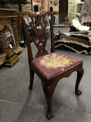 A GEORGE III MAHOGANY DINING CHAIR, THE PIERCED VASE SPLAT ABOVE A NEEDLEWORK DROP IN SEAT, WAVY
