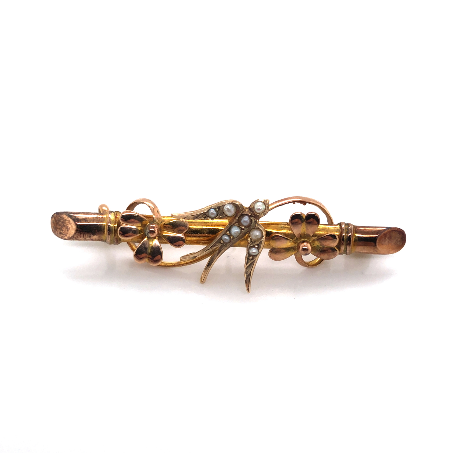 AN EDWARDIAN SWEETHEART BAR BROOCH. THE SEED PEARL SET SWALLOW FLYING BETWEEN CLOVER HEADS. - Image 4 of 6