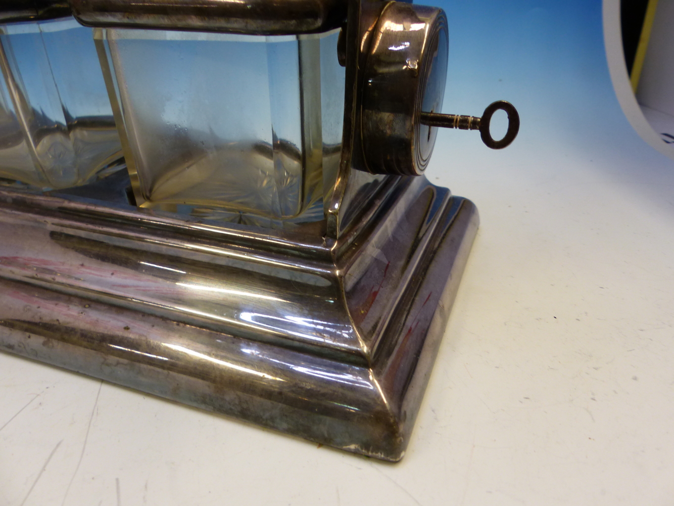 A VINTAGE ELECTROPLATE THREE BOTTLE TANTALUS, THE LOCK TO ONE SIDE BELOW THE CARRYING HANDLE ALLOWIN - Image 5 of 12